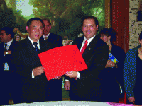 墨西哥阿瓜斯卡连特斯州州长费马特先生与李若弘主席合影留念