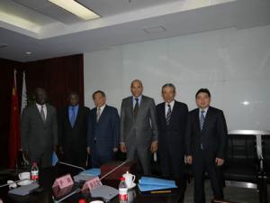 李若弘主席与中非基金董事长赵建平先生一起会见塞内加尔国务部长瓦德先生率领的政府代表团