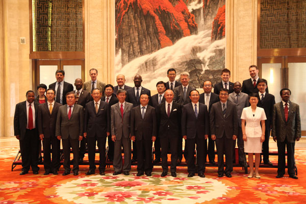 李若弘率十五国使节代表团访问赣州