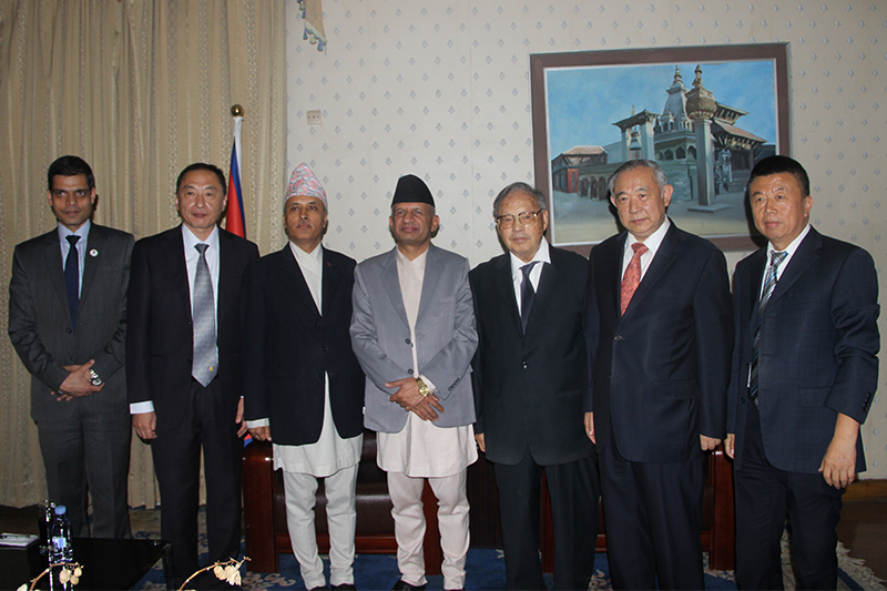 李主席拜会尼泊尔外交部长并颁发和平大使勋章