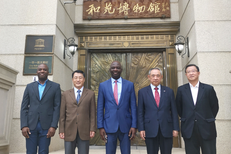 Li Ruohong Meets with Haiti's Representative to China