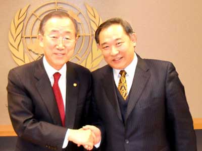 与联合国秘书长潘基文在纽约联合国总部