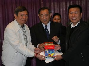 中国世界和平基金会向玉树孤儿院爱心捐赠自己编写的儿童科普读物