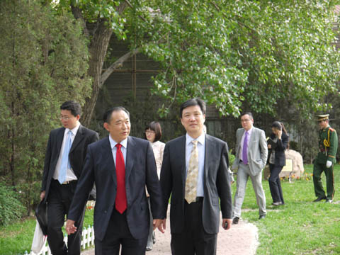 Mr. You Jianhua, Secretary General of China NGO Network for International Exchanges visiting Peace Garden