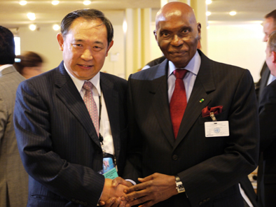1中国世界和平基金会主席李若弘先生与塞内加尔总统阿卜杜拉耶