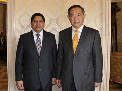 与尼泊尔副总理施雷斯塔