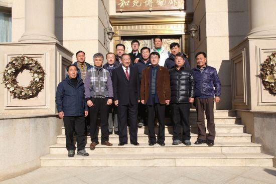 代表团主要成员与李若弘理事长一起在和苑博物馆前合影