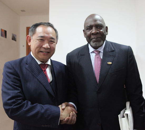 李若弘博士与马里前总理Cheikh M. Diarra亲切握手