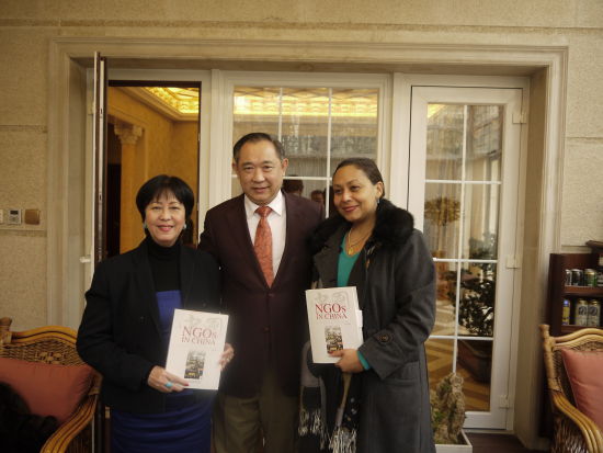 海地与多米尼加代表同访中国世界和平基金会