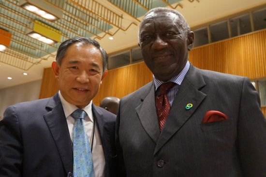 李若弘主席与加纳前总统John A. Kufuor阁下亲切交谈