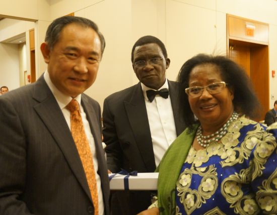 李若弘主席与马拉维总统Joyce Banda阁下及其先生交流

