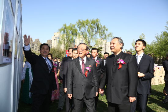 朝鲜驻华大使池在龙和李若弘主席等领导在观赏朝鲜文化展作品