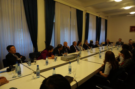 中国世界和平基金会一行与黑山首都波德戈里察市市长会谈