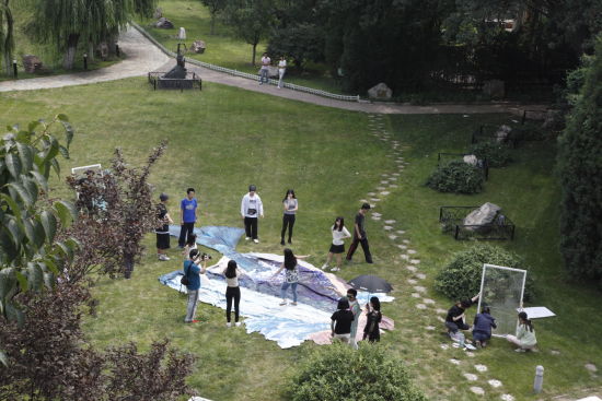 和苑博物馆中的公益志愿者们在鲸鱼3D画上跳舞