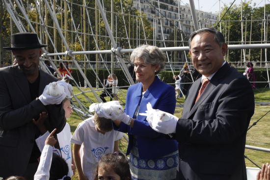 视频：李若弘在联合国教科文总部演讲并放飞和平鸽