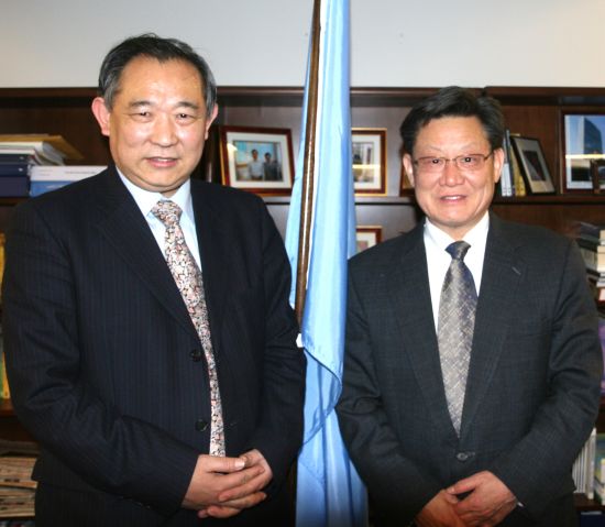 CWPF Chairman Li Ruohong exchanges views with UN officials
