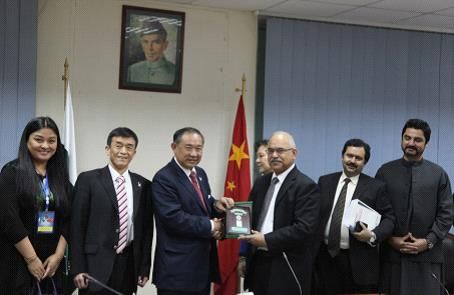 巴基斯坦国家投资委员会外商投资署署长法拉克先生(右三)向中国世界和平基金会主席李若弘先生(左三)授牌