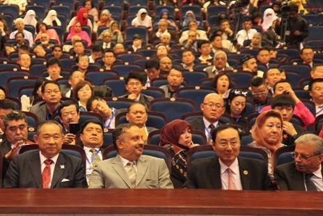 (第一排从左到右)李若弘博士、巴投资委员会秘书长伊夫蒂哈尔·巴巴尔先生(左二)、中国驻巴基斯坦大使孙卫东先生(左三)、巴基斯坦科技部部长卡姆兰·库雷西先生等出席2015巴中商贸论坛开幕式